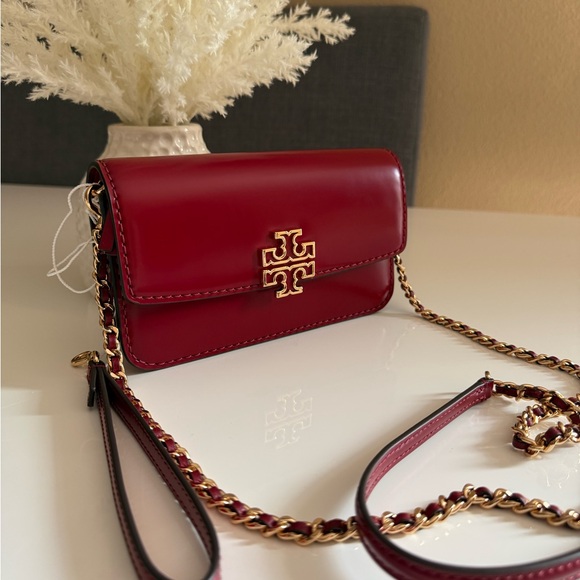 NWT. TORY BURCH BRITTEN SMOOTH CHAIN
WALLET W. WRISTLET CROSSBODY BARTLETT RED - Picture 4 of 15